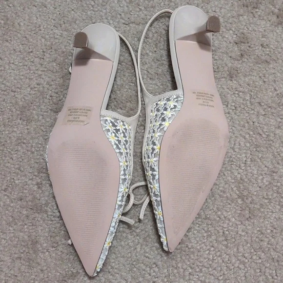 Adorable Vogue Daisy Mesh Kitten Heels - Picture 5 of 6